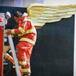 La historia detrás de la foto del bombero con alas