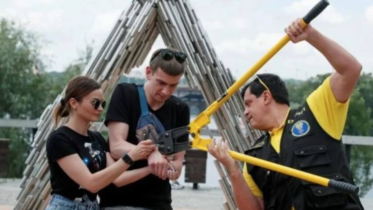 Pareja se esposa tres meses para fortalecer su amor y terminan al liberarse