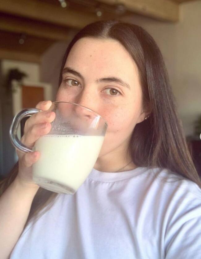 Tessa Hansen-Smith solo puede tomar leche, el agua le provoca alergia