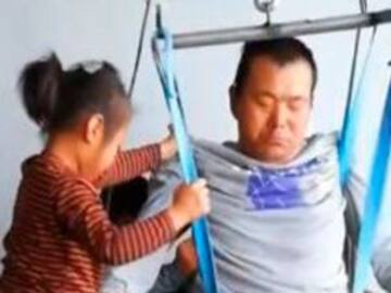 Niña cuida a su papá enfermo luego de que su mamá los abandonara