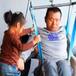 Niña cuida a su papá enfermo luego de que su mamá los abandonara