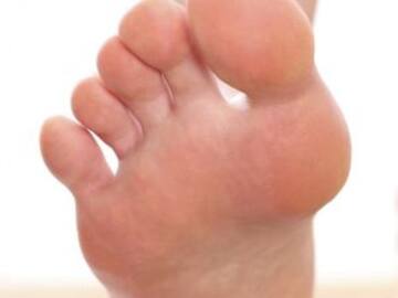 Hombre es detenido por tener pies olorosos