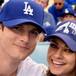 Mila Kunis y Ashton Kutcher se besan con pasión para Kiss Cam