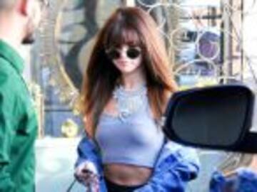 ¡Selena Gómez es un peligro al volante!
