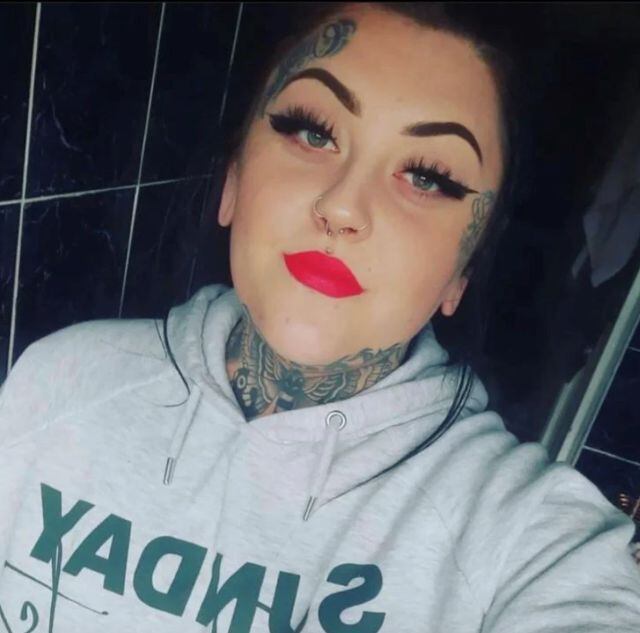 Sus tatuajes son muy visibles