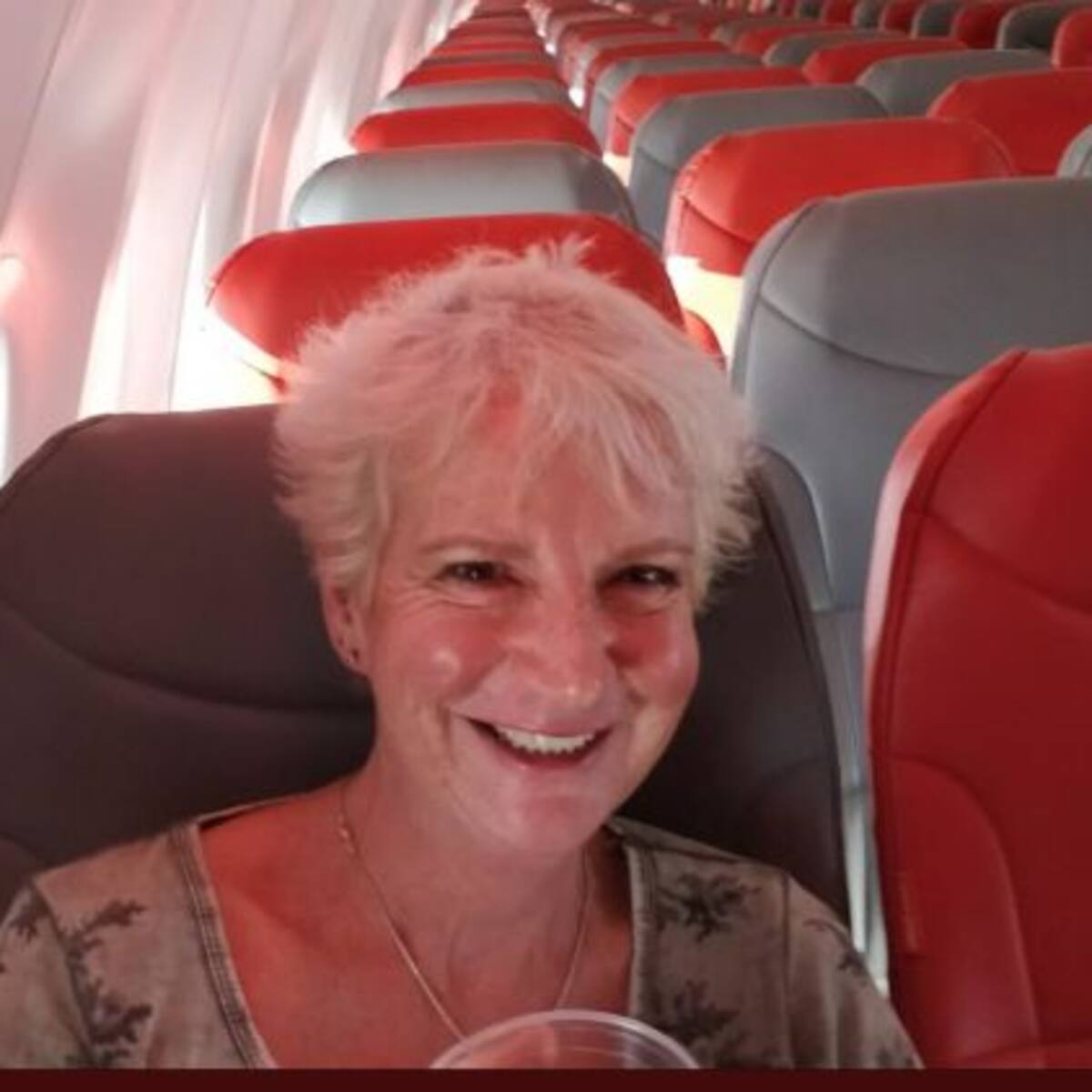 La única pasajera en el avión