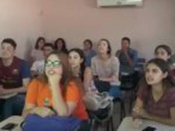 Da clases de inglés con traducción de "La Chona"