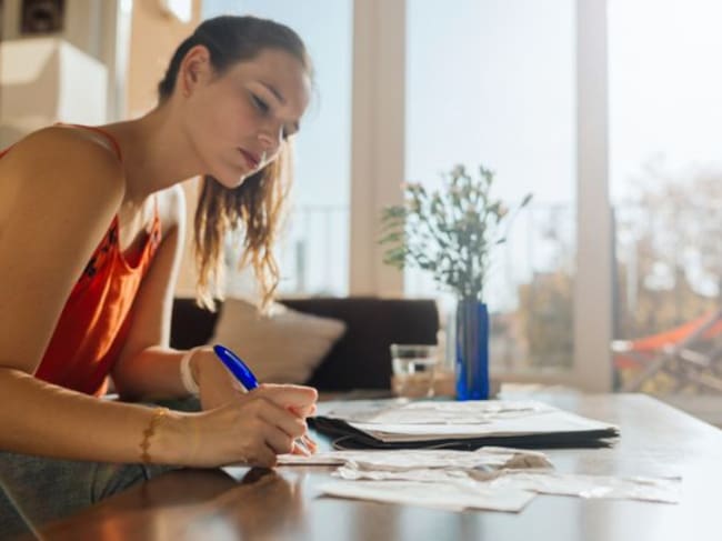 Anota todo lo que gastas, guarda tickets, será más fácil comprender en dónde se te va el dinero