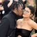 Travis Scott recibe a Kylie Jenner con pétalos de rosa