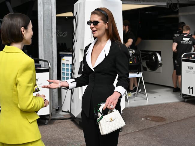 Lily Collins en el Paddock de Mónaco