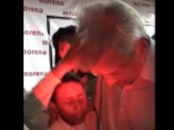 Niño pastor bendice a AMLO