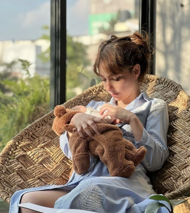 A través de su cuenta de Instagram, Natalia Téllez compartió una foto cargando a su hija Emilia