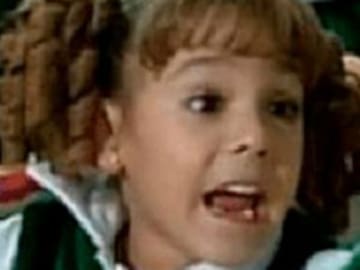 Danna Paola y Eugenio Derbez reviven escena de ¡Me vale!