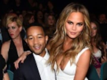 Esposa de John Legend enseña de más en el escenario