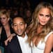 Esposa de John Legend enseña de más en el escenario