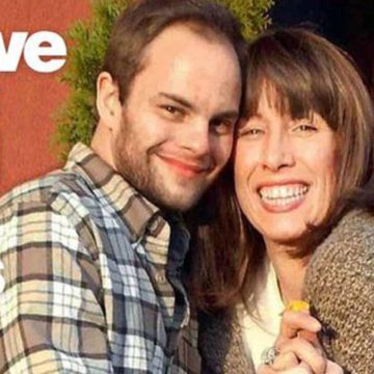 Un hombre tiene relaciones con…