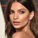Emily Ratajkowski vuelve a desafiar Instagram con un topless