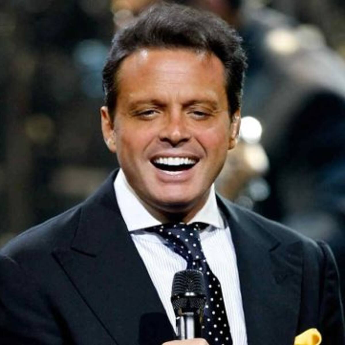 Luis Miguel es captado en su yate con mujeres en topples