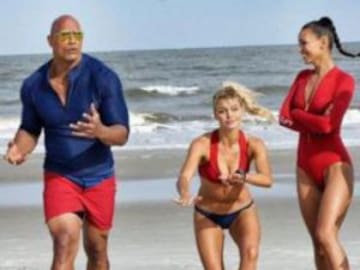 La Roca publicó las primeras imágenes oficiales de Baywatch