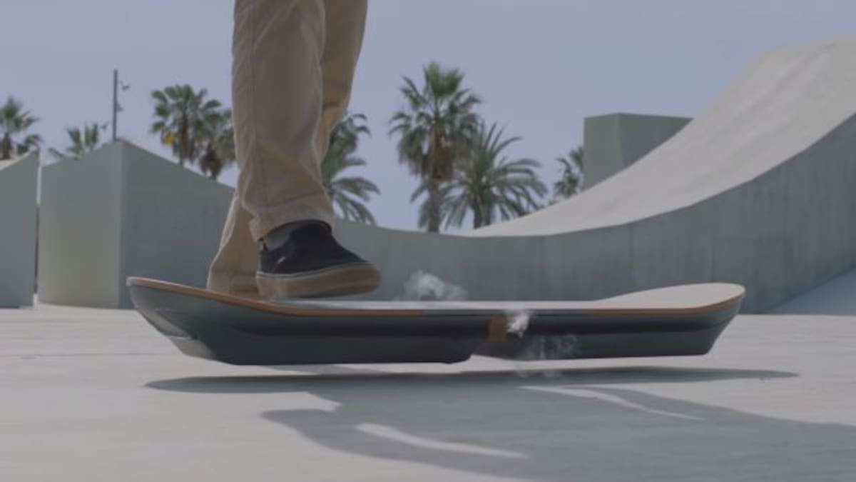 Presentan patineta voladora de 'Volver al Futuro'