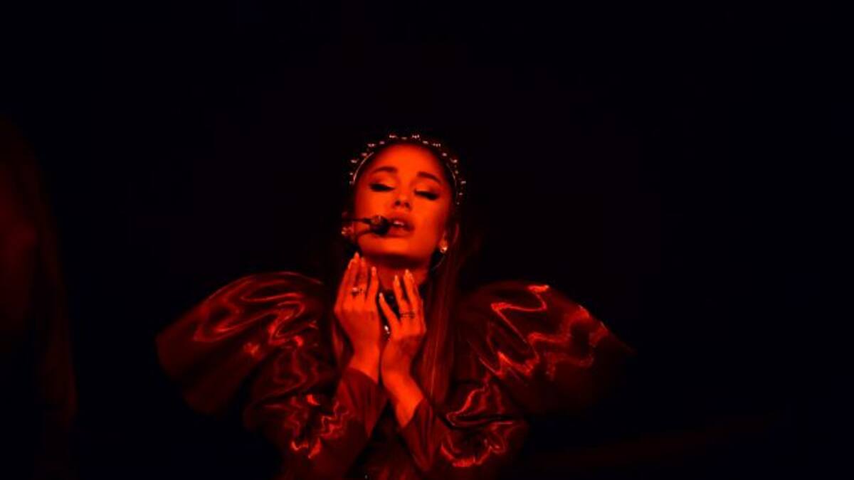 Ariana Grande llora al cantar a Mac Miller