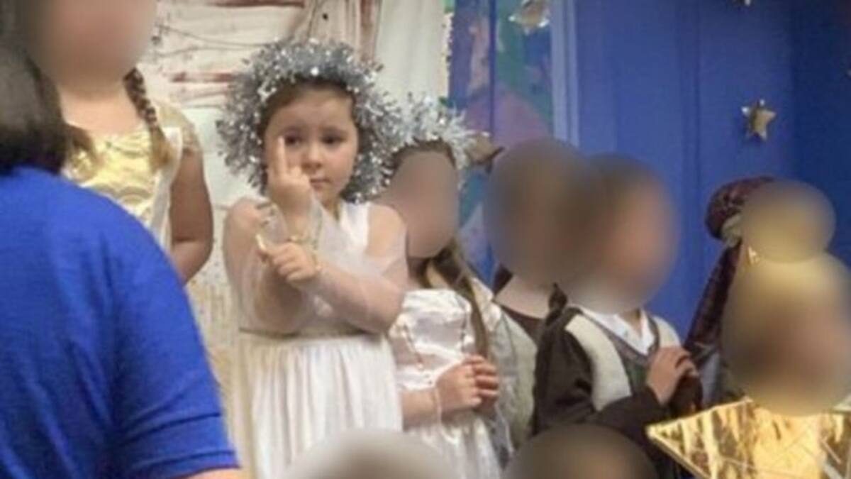Niña de kinder hace ‘Britney señal’ en toda la pastorela