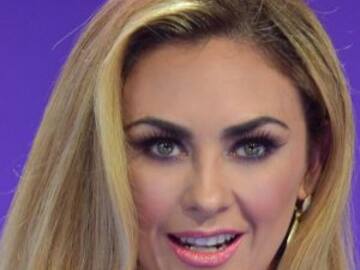 Aracely Arámbula besa a su hijo en la boca y es criticada