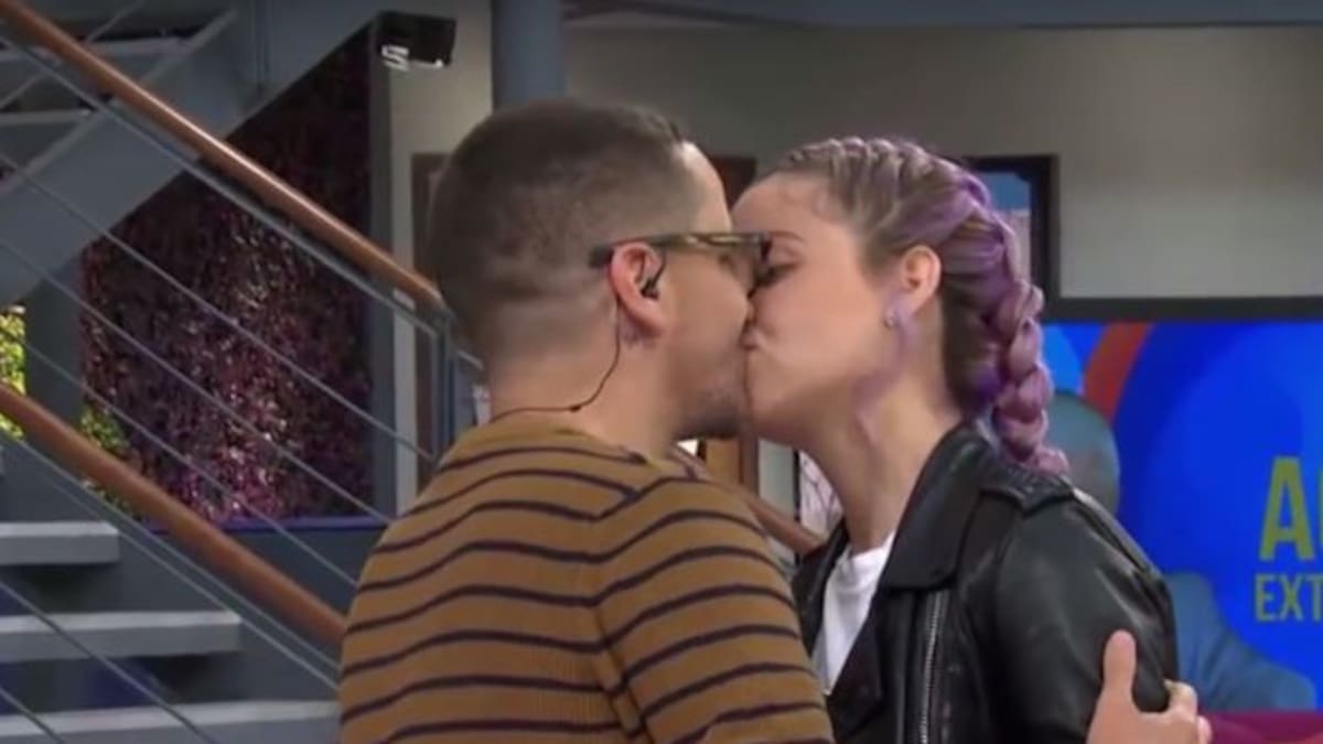 Mauricio Mancera manda mensaje a Natasha Dupeyron luego de que ella le robara beso