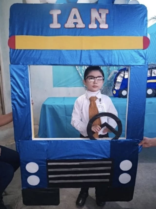 El niño quiso disfrazarse de chofer en honor a su abuelo