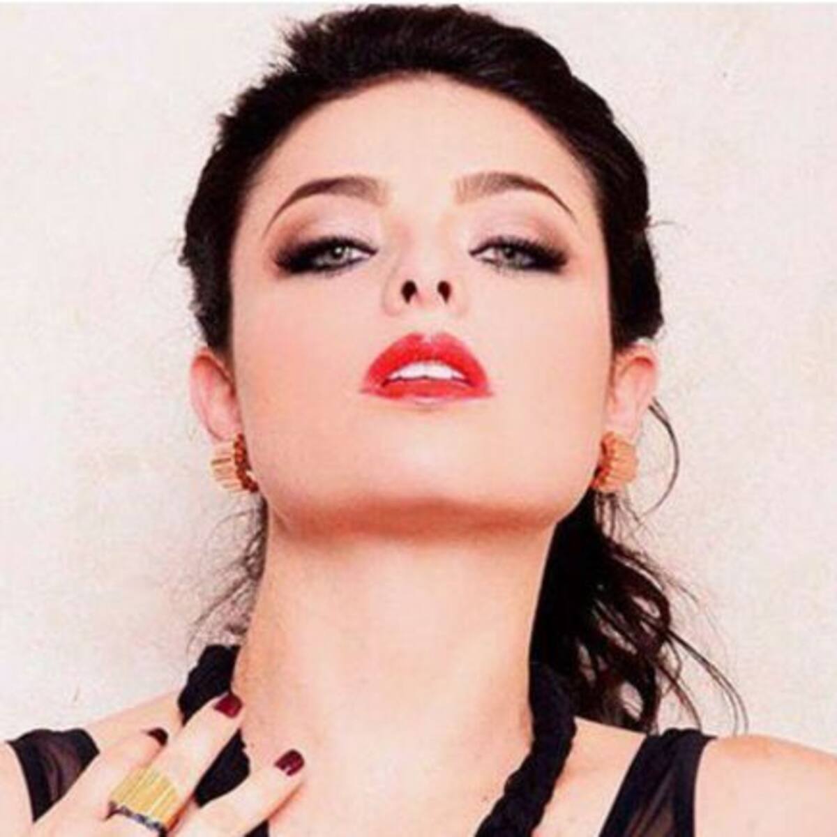 Violeta Isfel hace Pole Dance en tacón de aguja