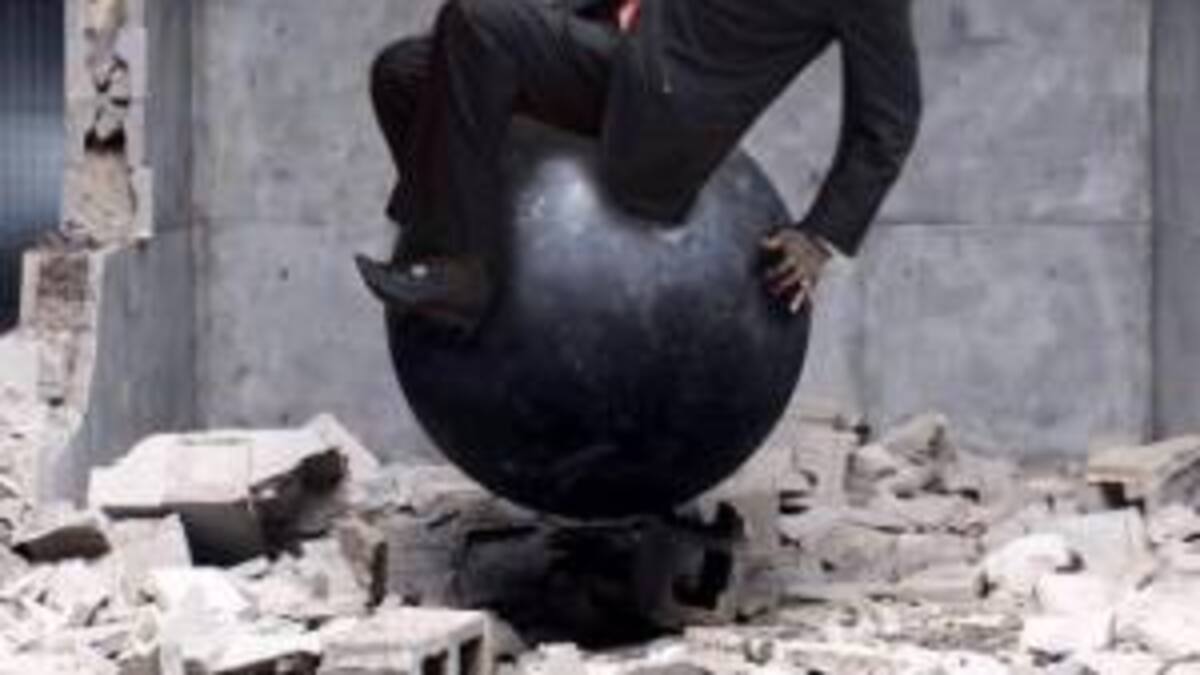 El presidente se tropieza y a 27 escoltas sancionan por no evitarlo.