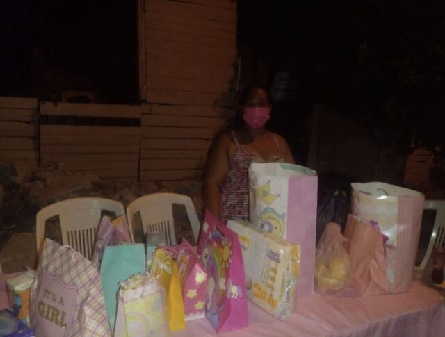 Al final la mujer no solo tuvo invitados sino que le llevaron regalos para su bebé