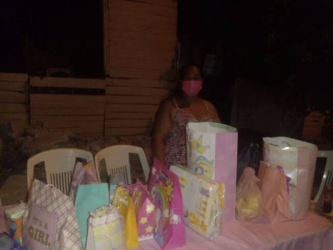 Al final la mujer no solo tuvo invitados sino que le llevaron regalos para su bebé