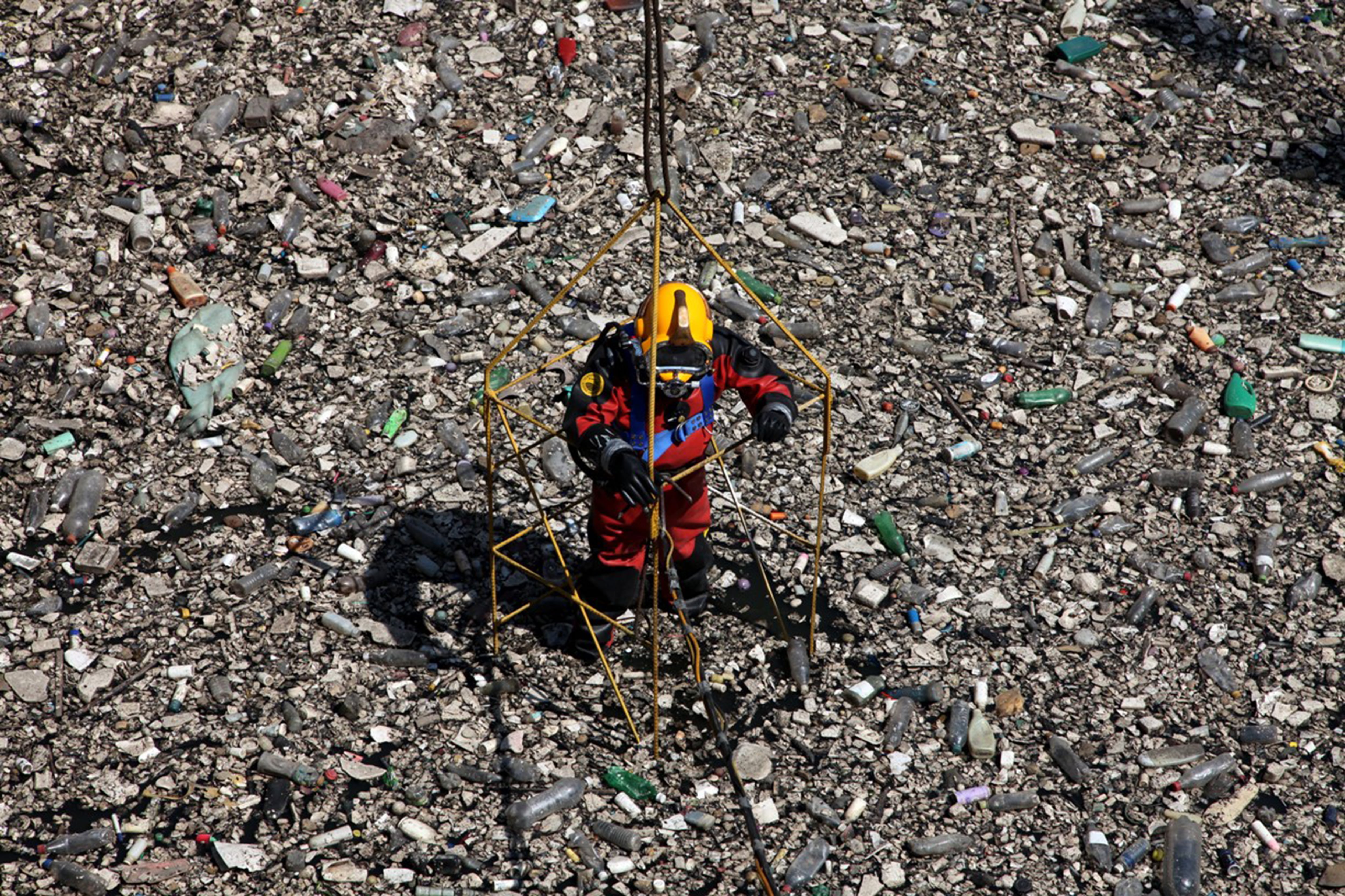Julio César Cu, el único buzo de aguas residuales de la CDMX