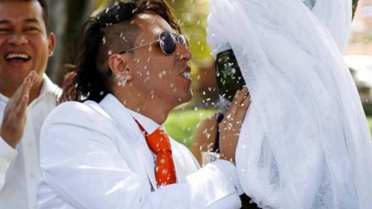 Se casa con.. ¡Un árbol!