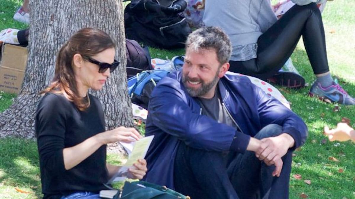 Ben Affleck desata polémica al mostrarse cariñoso con su ex Jennifer Garner