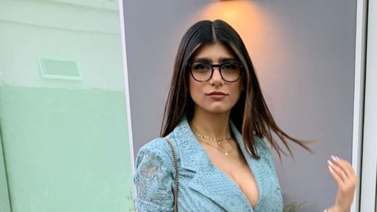 Mia Khalifa subasta sus famosos lentes por una buena causa