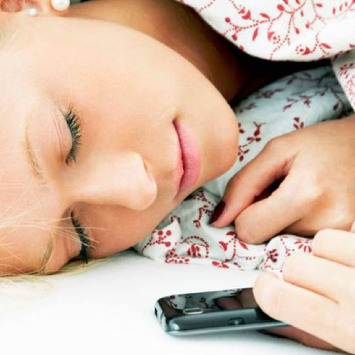 Se quedó dormida con el celular y mira cómo despertó