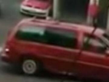 Conflicto vial hace enfurecer a #LadyChoques y destroza un auto