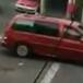 Conflicto vial hace enfurecer a #LadyChoques y destroza un auto