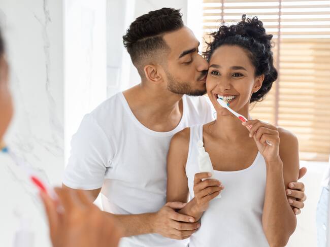 Aunque compartir saliva es parte natural de la vida y del amor, la clave está en mantener hábitos saludables.