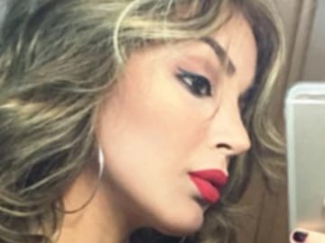 Mujer se hace viral por viajar en su baño por todo el mundo