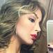 Mujer se hace viral por viajar en su baño por todo el mundo