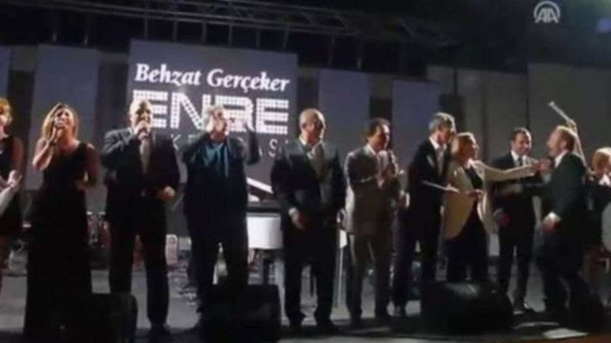 Funcionarios cantan "We Are the World"