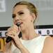 Scarlett Johansson presume anillo de compromiso en Comic Con 2019