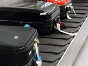 Mujer sube a banda de equipaje pensando que la llevaría al avión