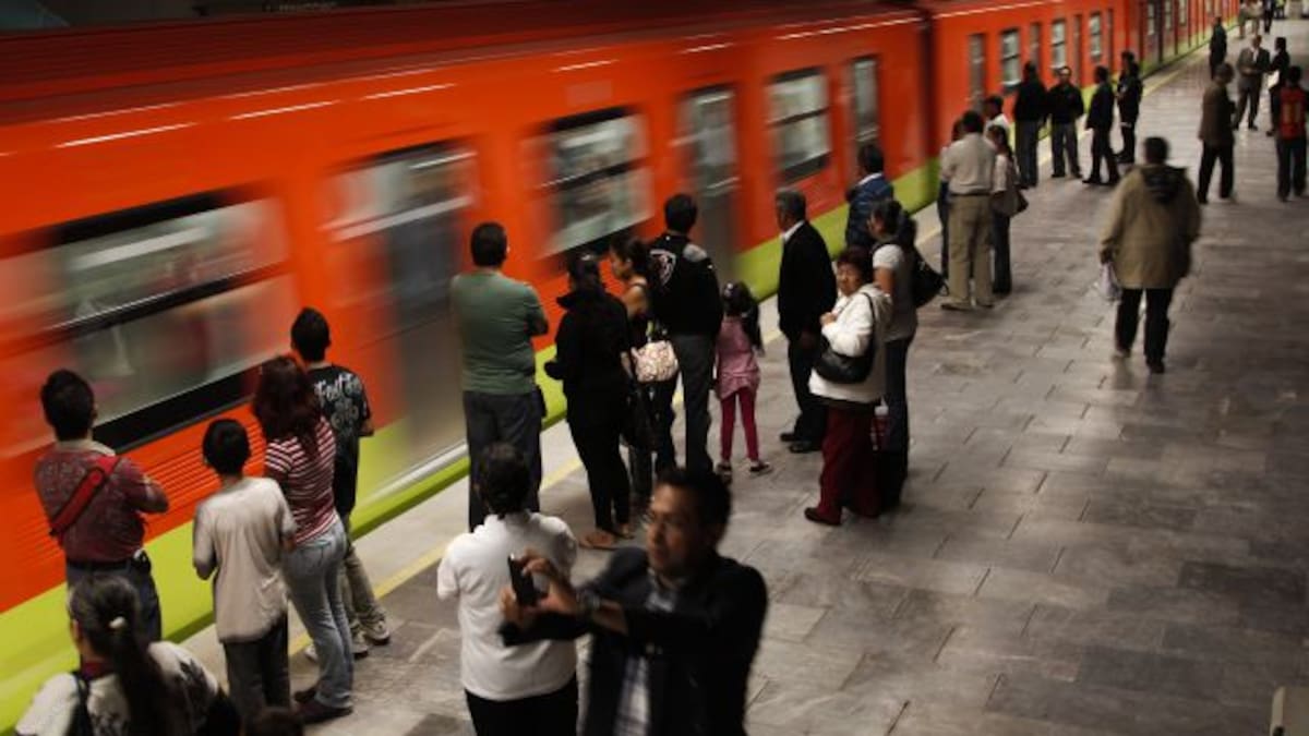 Conductora del metro deja encendido el micrófono y por accidente revela intimidades (Video)
