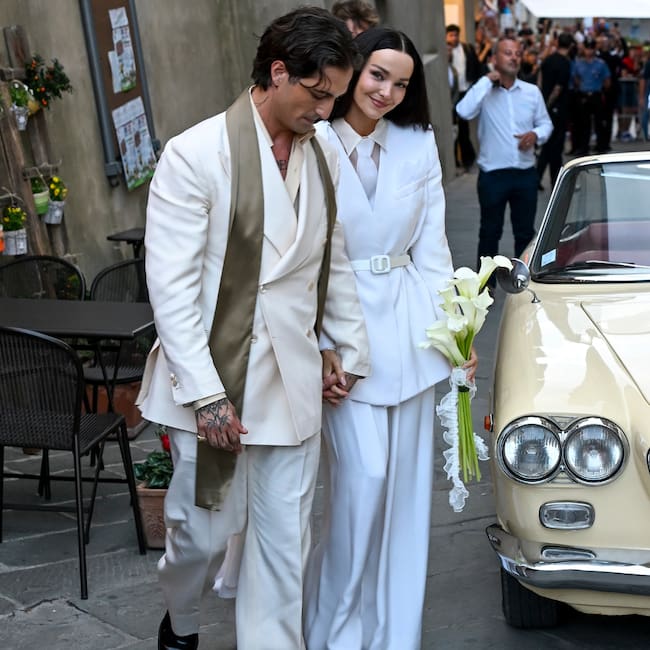 Dove Cameron y Damiano David mostrando sus looks para la boda