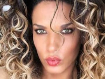 Ex concursante de reality show posa en dimunuta prenda