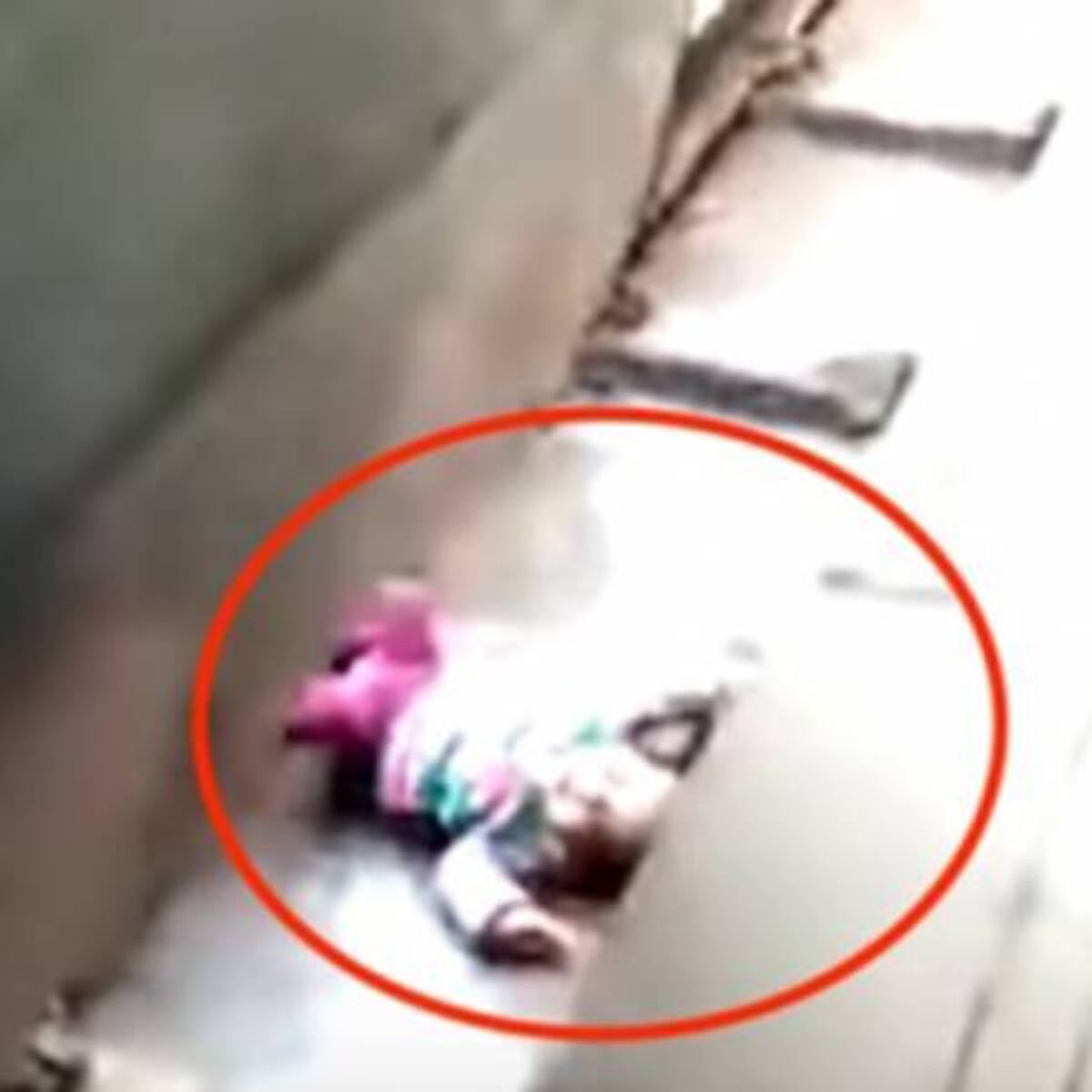 Bebé cae a las vías y sucedió algo inesperado